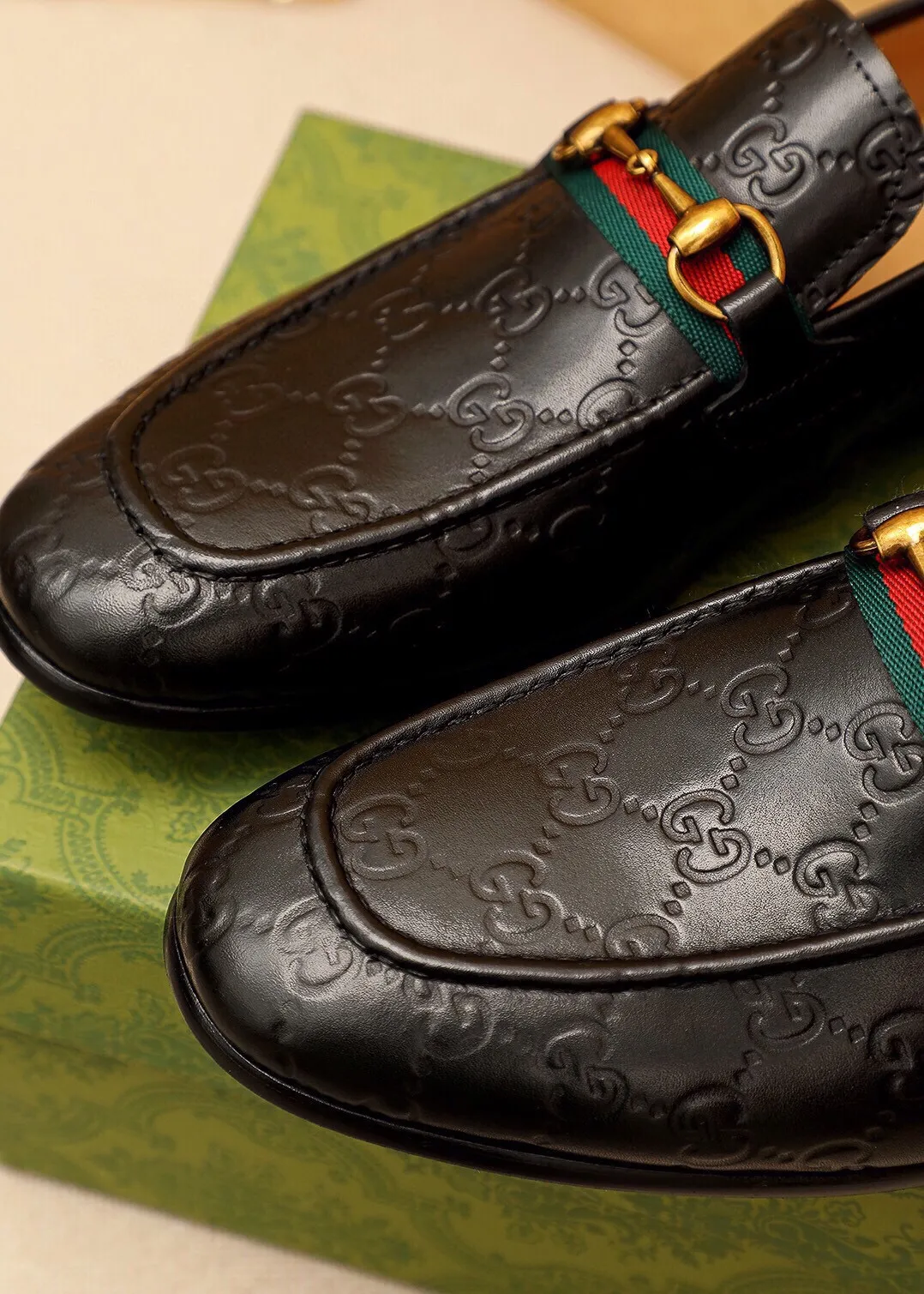 Men's shoes 💰480 💐 Product trademark: GUCCI "Gucci" casual leather shoes Regular size: 38-45 (45.46🉑️customized) Product materials: Selected imported first-layer calfskin embossed upper + luxury hardware buckle, imported cowhide leather lining. Strong three-dimensional visual effect, original outsole color: 2 colors available
